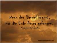 Feuerroter Himmel mit Spruch: Wenn der Himmel brennt, hat die Erde Feuer gefangen.