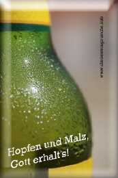 Perlende Bierflasche und Spruch: Hopfen und Malz, Gott erhalt's!