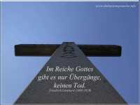 Spruch auf Kreuz: Im Reiche Gottes gibt es nur Übergänge, keinen Tod.